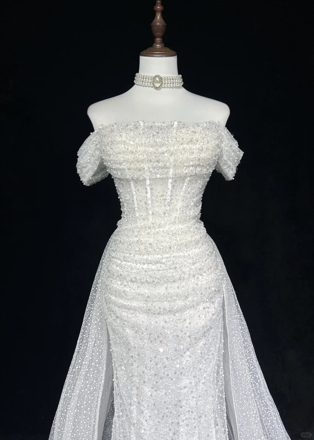 Einzigartige Hochzeitskleider Meerjungfrau schulterfrei Pailletten mit Rüschen Weißes langes Brautkleid N3619