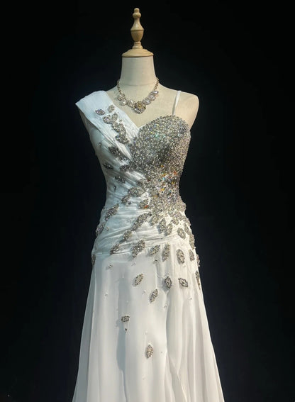 Robes de bal vintage des années 90 sirène en mousseline blanche avec perles argentées à volants longue robe de bal avec cape N3035