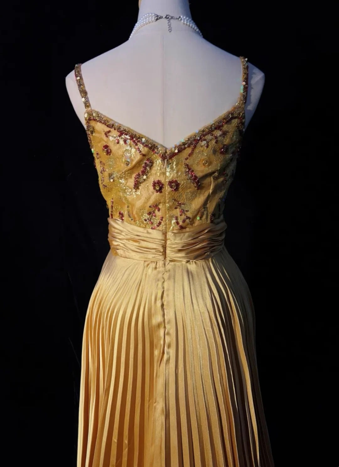 Vintage Prom Dresses A-Linie Spaghettiträger Gold Satin mit Rüschen Perlenstickerei Langes Abendkleid N2501