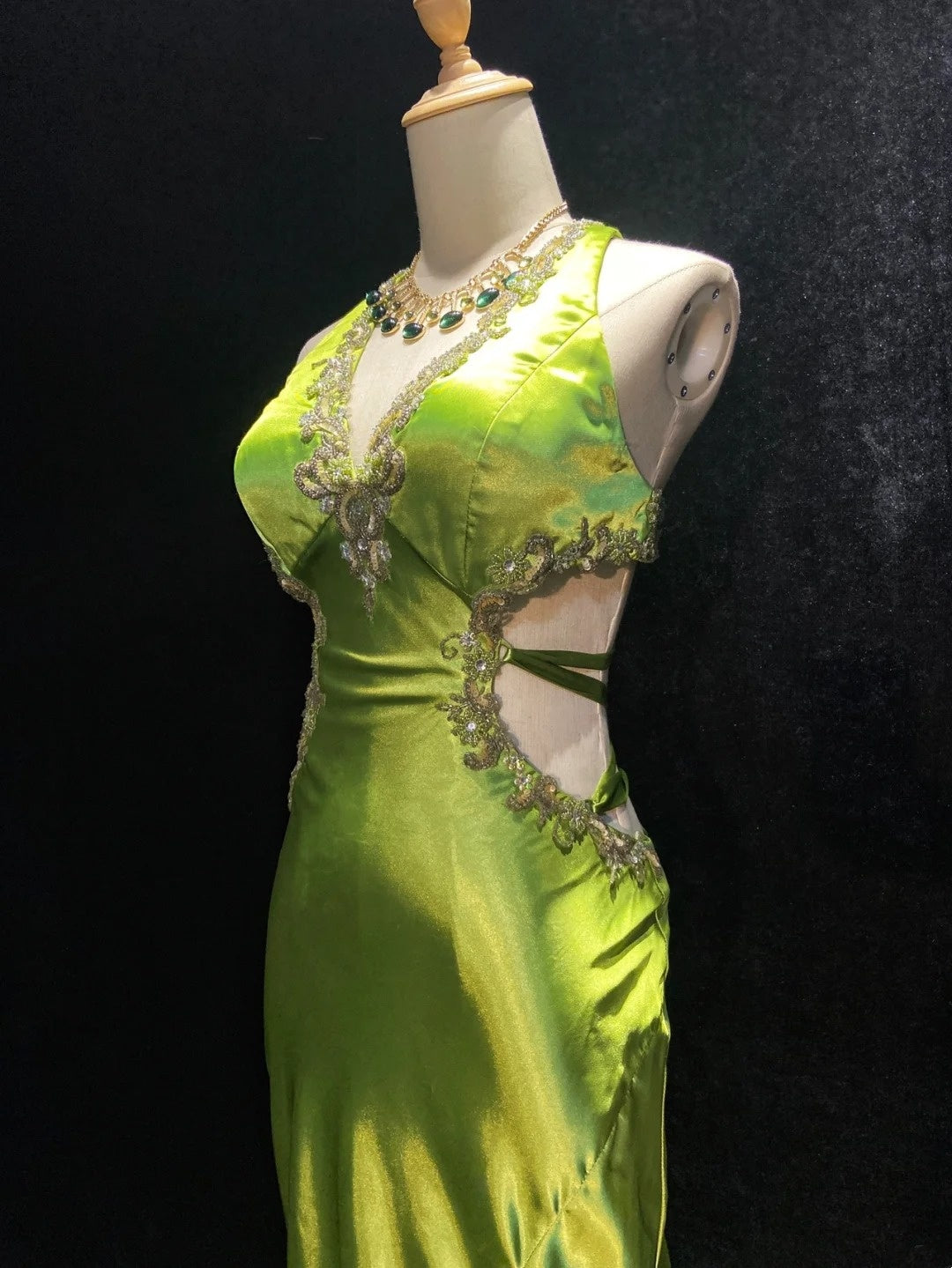 Bescheidene Ballkleider Meerjungfrau Neckholder Grün Rückenfrei Satin Ärmellos Lange Formelle Abendgarderobe N3634
