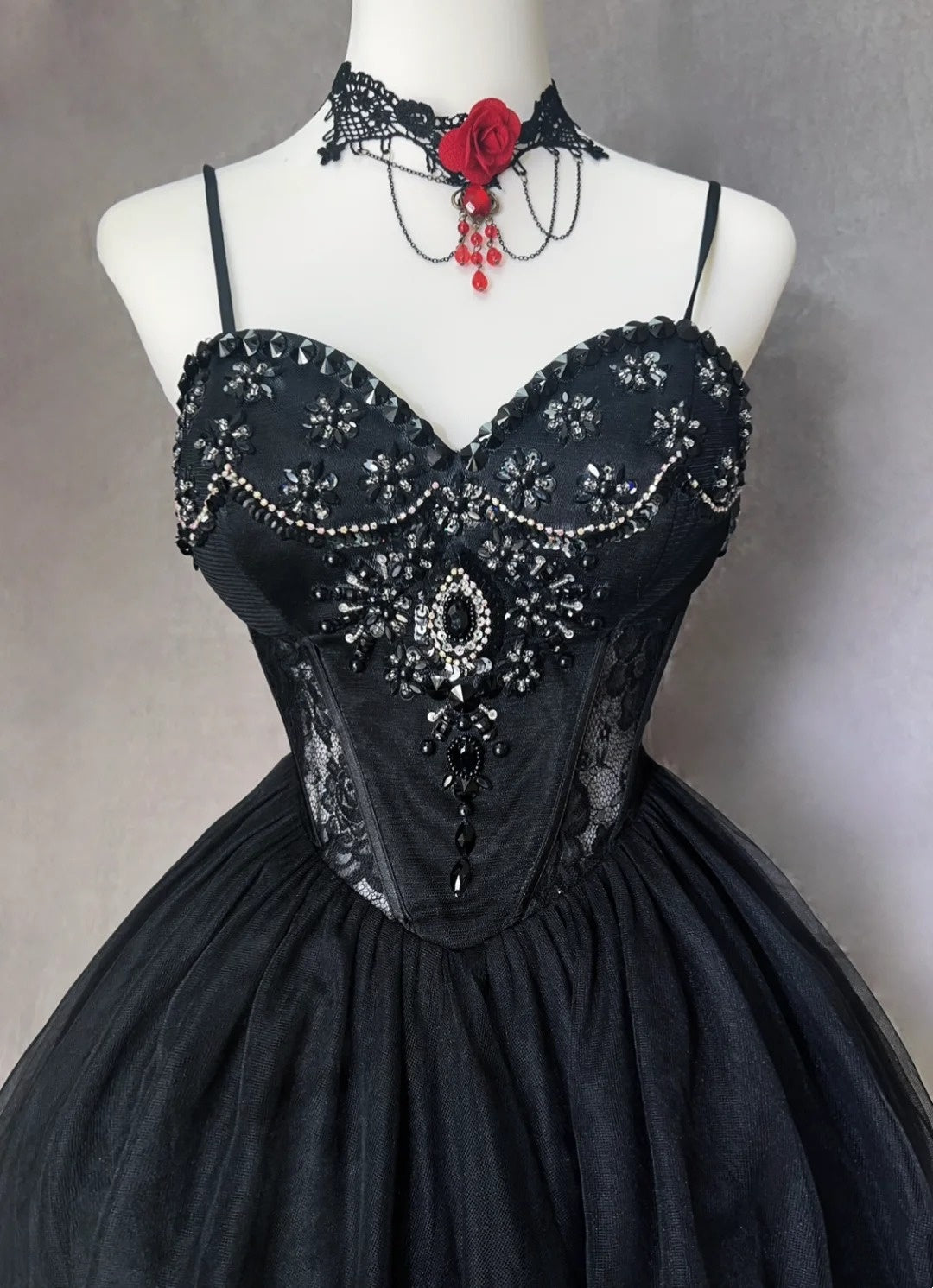 Jolie robe de bal courte en tulle noir à fines bretelles pour les retrouvailles N2521