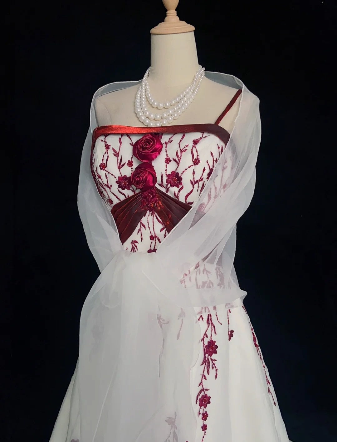 Einzigartige Brautkleider A-Linie Spaghettiträger Bordeaux Stickerei Weiß Strand Sommer Mit Cape Boho Langes Brautkleid N3308