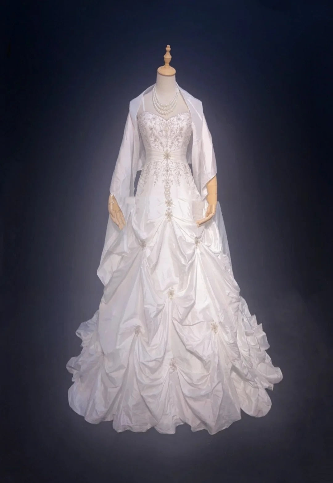 Vintage Ballkleid Spaghettiträger Weißer Taft mit Umhang Perlenstickerei Rüschen Hochzeitskleid Lange Brautkleider RB4331