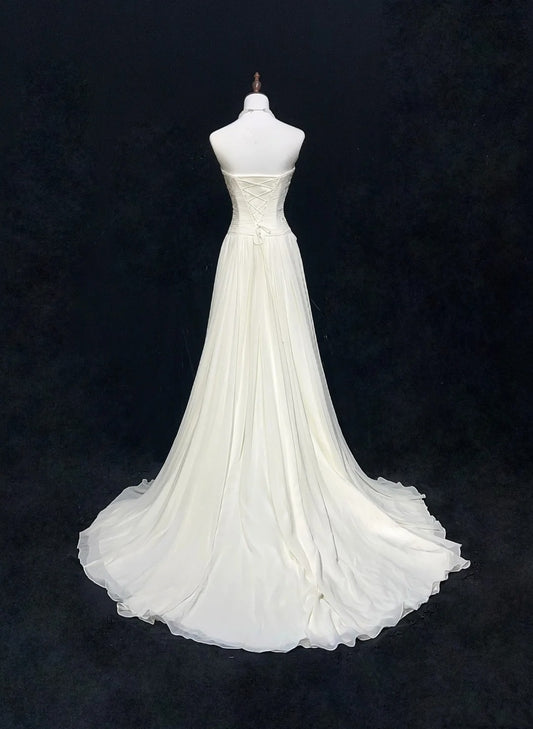 Robes de mariée intemporelles, coupe trapèze, bustier, en mousseline blanche avec longue traîne brodée N3013