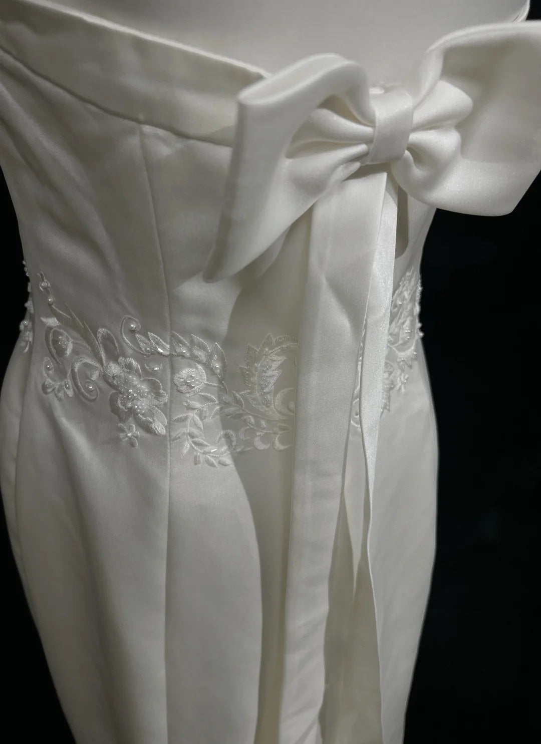 Einzigartige Hochzeitskleider Meerjungfrau Neckholder Satin Boho Stickerei Weiß Langes Brautkleid N3290