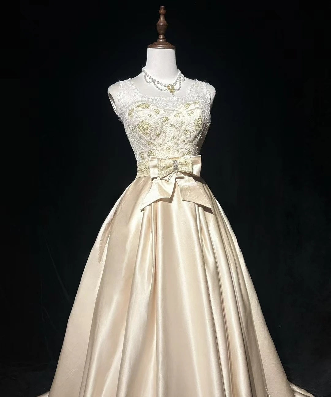 Robes de mariée intemporelles Robe de bal Col carré Satin Champagne avec dentelle perlée Longue robe de mariée N3435