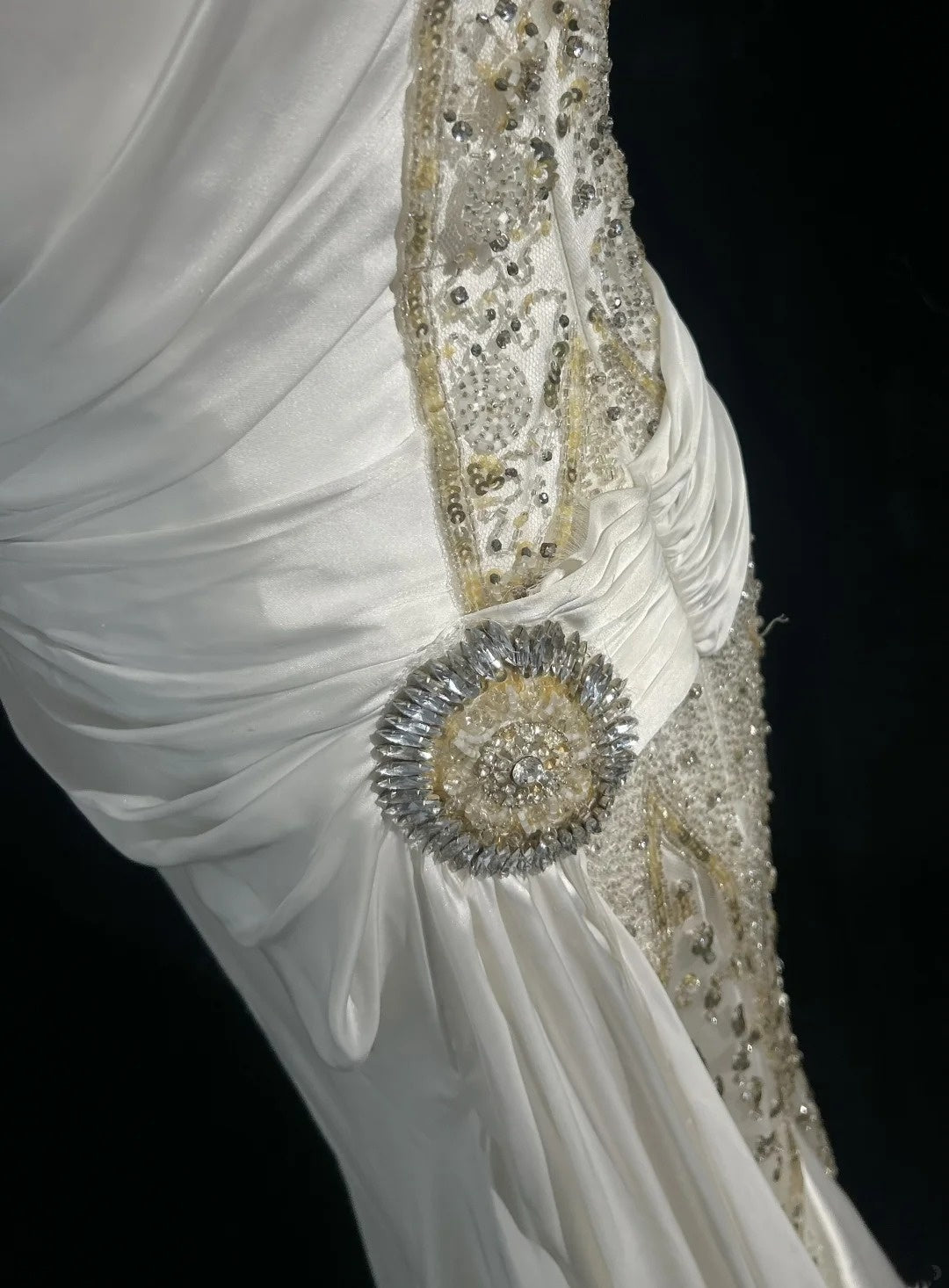 Robes de bal sirène modestes en satin blanc sans manches à col en V avec volants Robe de soirée formelle N3824