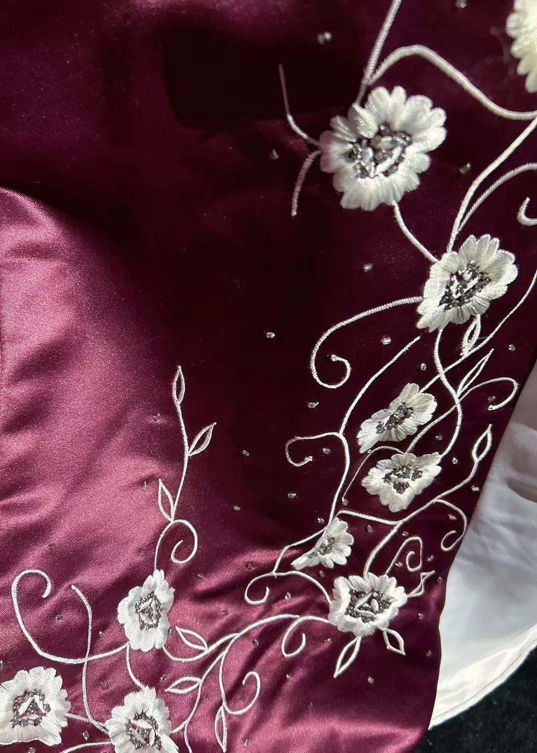 Vintage Ballkleider Abschlussballkleid Spaghettiträger Lila Satin mit Perlenstickerei 1950er Langes Abendkleid N2593