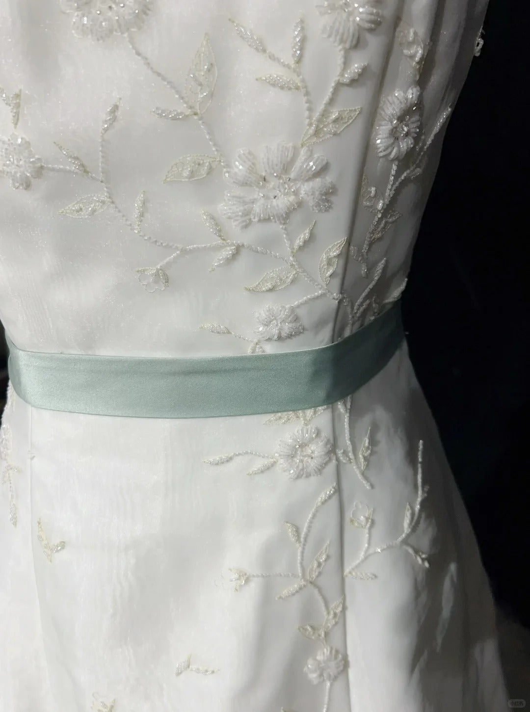 Einzigartige Hochzeitskleider A-Linie Trägerlos Weiß mit Perlen Sommergarten Langes Brautkleid N3676