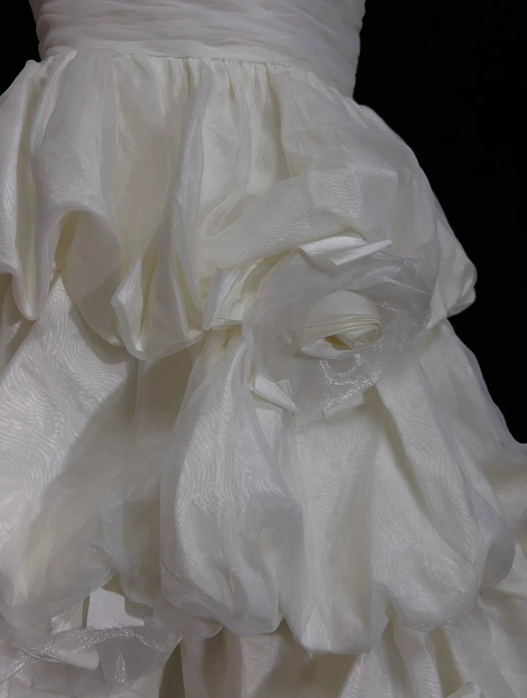 Robes de mariée intemporelles fourreau asymétrique une épaule organza blanc avec courte robe de mariée à volants N3005