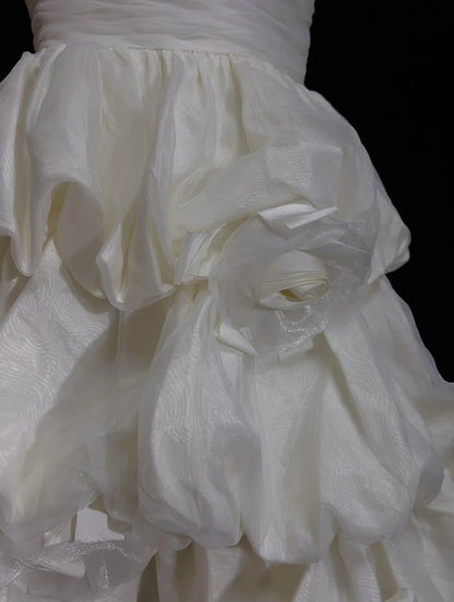 Robes de mariée intemporelles fourreau asymétrique une épaule organza blanc avec courte robe de mariée à volants N3005