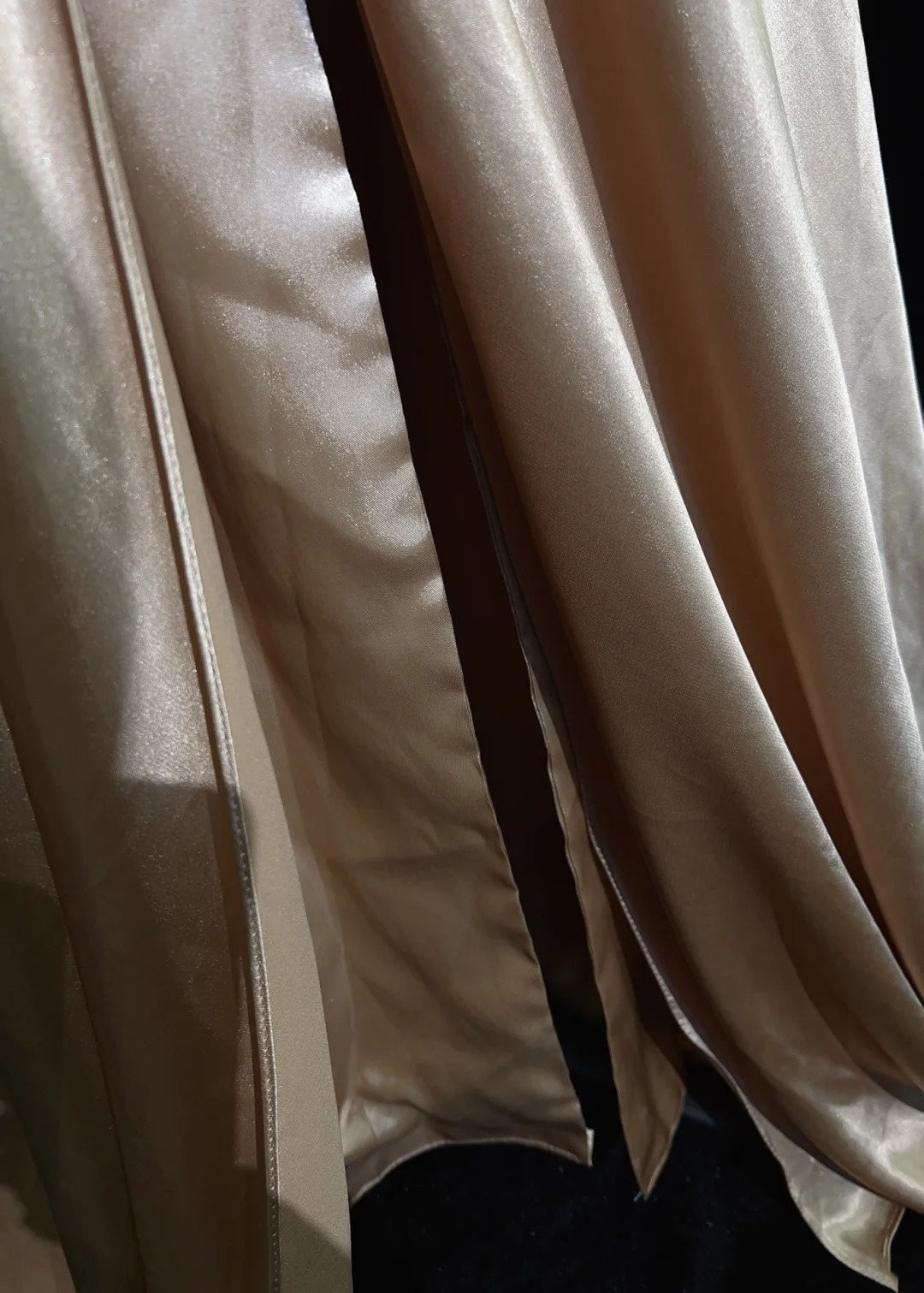 Idées de robes de bal vintage trapèze col en V en satin doré longues années 90 avec perles robes de soirée N3347