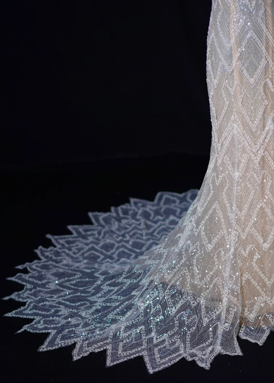 Robe de mariée sirène intemporelle à fines bretelles en dentelle blanche, robe de mariée longue et ajustée AB2523
