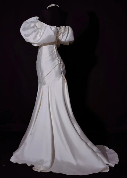 Robe de mariée classique sirène épaules dénudées en satin ivoire manches courtes, coupe ajustée AB2529