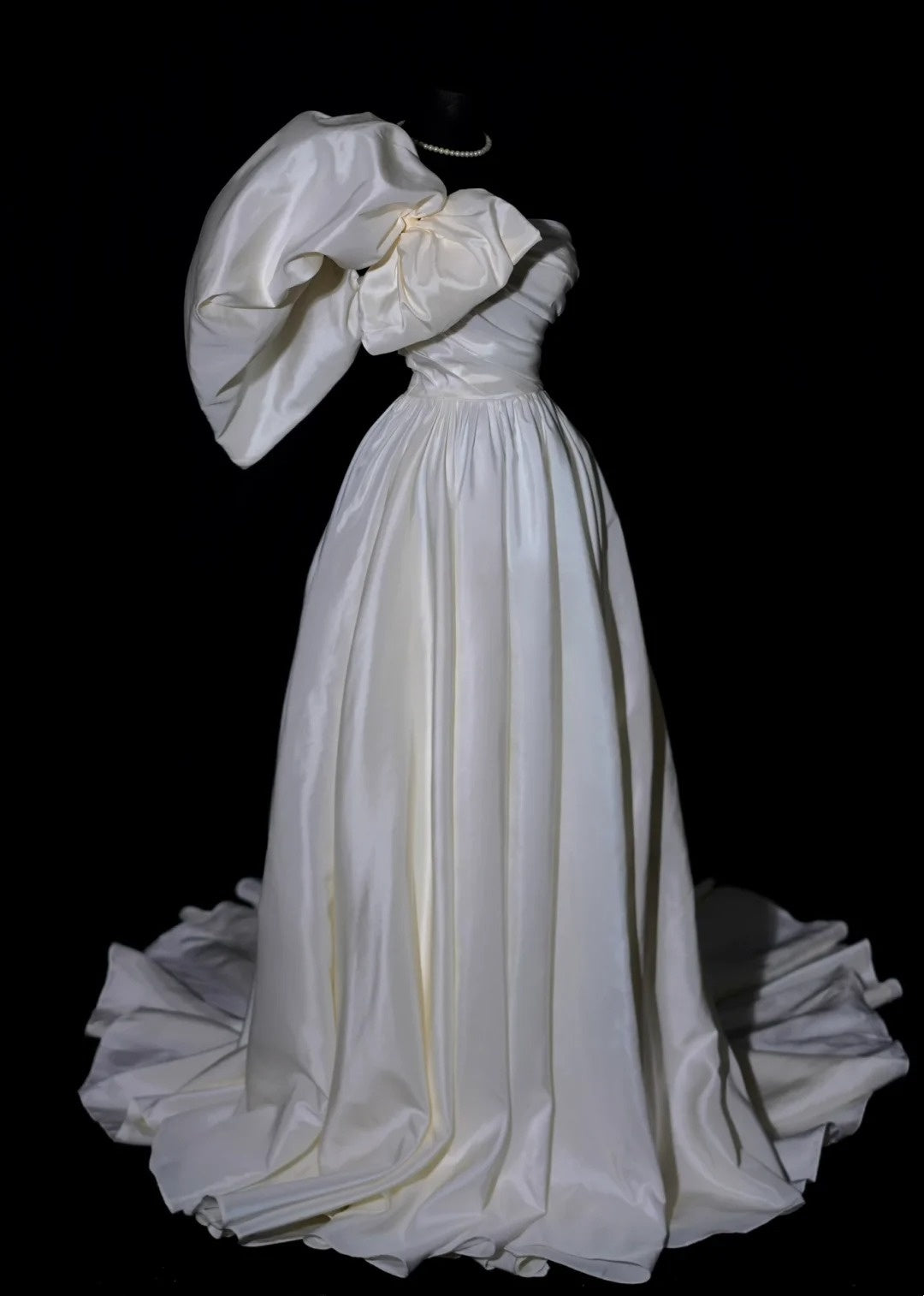 Classic Wedding Dresses A Line One Shoulder Ivory Satin Sleeveless Brides Dress Fitted Bridal Gowns AB2527