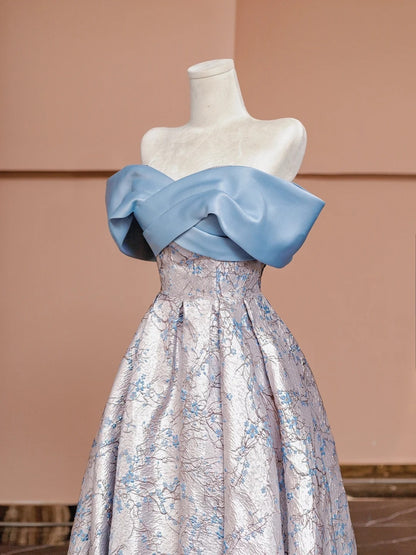 Magnifique robe de soirée bleue en satin, coupe trapèze, épaules dénudées et manches longues, idéale pour les bals de fin d'année (N726).