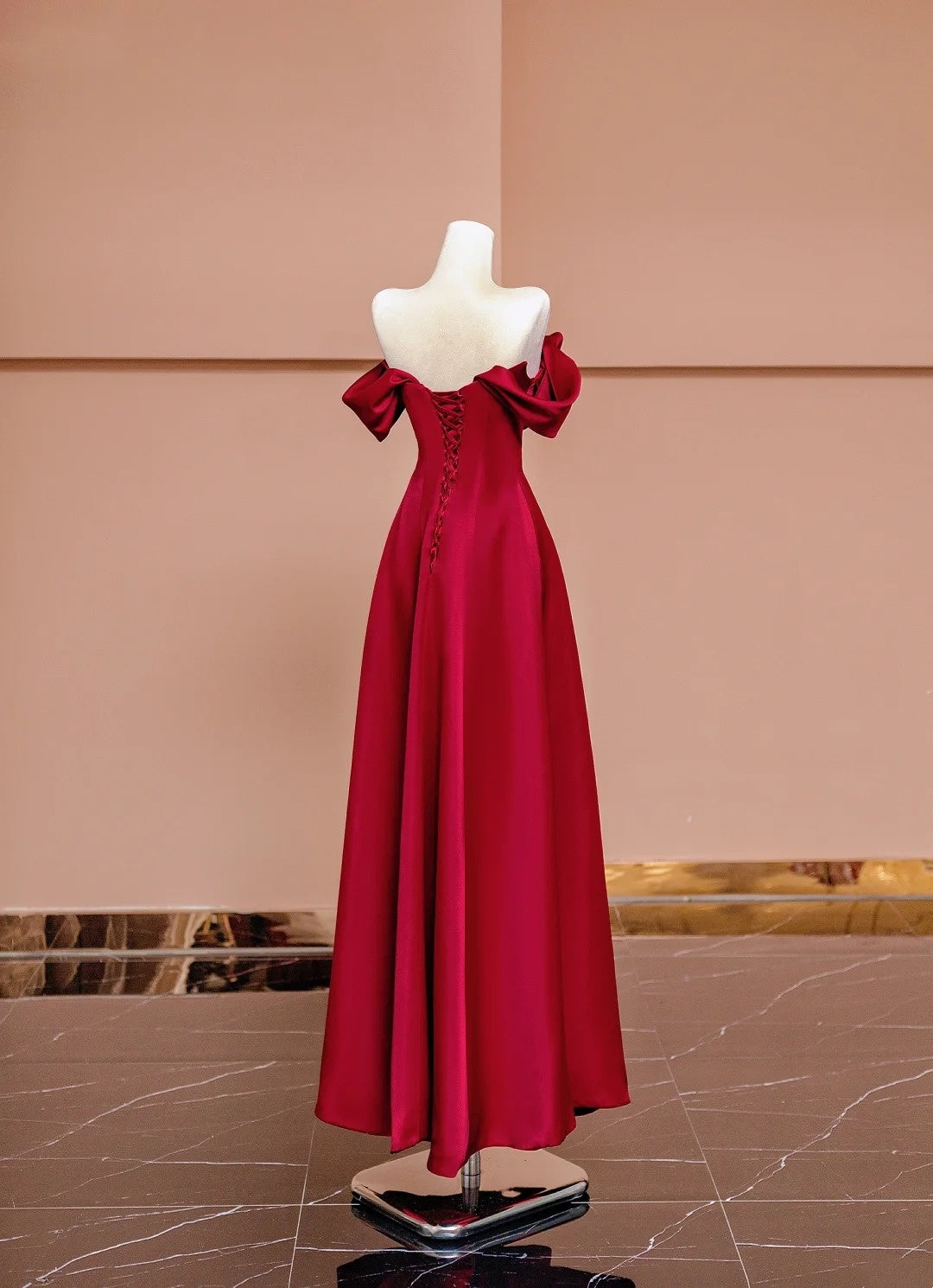 Magnifique robe de soirée longue en satin bordeaux, coupe trapèze, épaules dénudées et manches courtes, référence N722