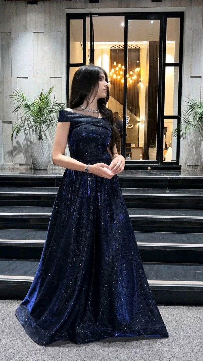 Robe longue élégante bleu marine à épaules dénudées et manches longues, coupe trapèze, idéale pour l'hiver, les soirées, les bals et les dîners. Référence : AB2033