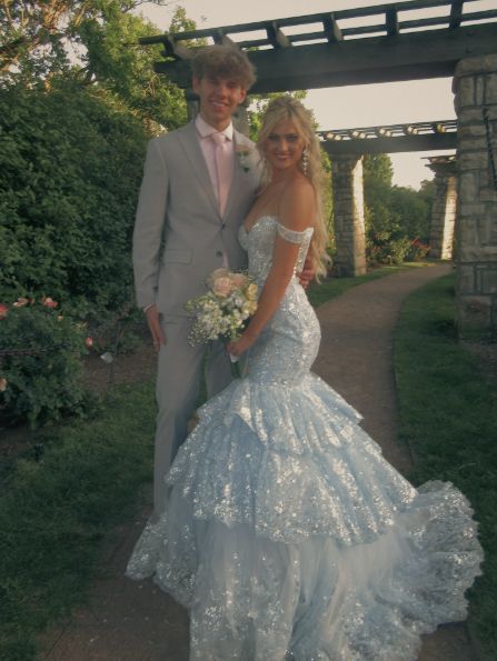 Robe de soirée longue sirène en tulle bleu à épaules dénudées et applications de dentelle superposées, N600