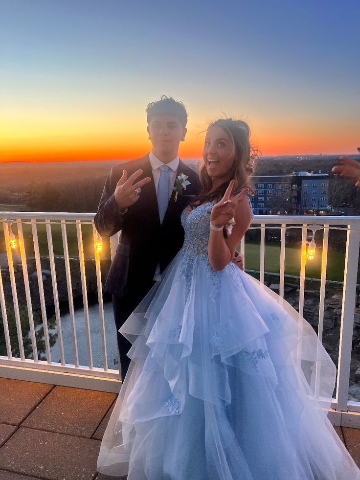 Modest Ball Gown V Neck Light Sky Blue Tulle Lace Prom Dresses For Teens Formal Dress Party Outfits Prom Gowns AB1042