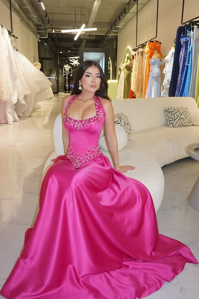 Robe de bal longue en satin fuchsia élégant, dos nu, sans manches, coupe trapèze, ornée de pierres précieuses, N886