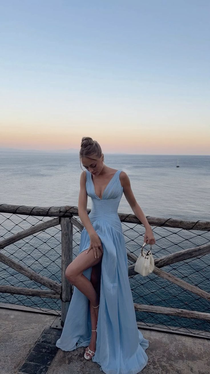 Elegantes, hellblaues, langes Sommerkleid mit A-Linien-Ausschnitt und Schlitz, ideal für Strand, Ball oder als Hochzeitsgastkleid im Frühling (N1410)