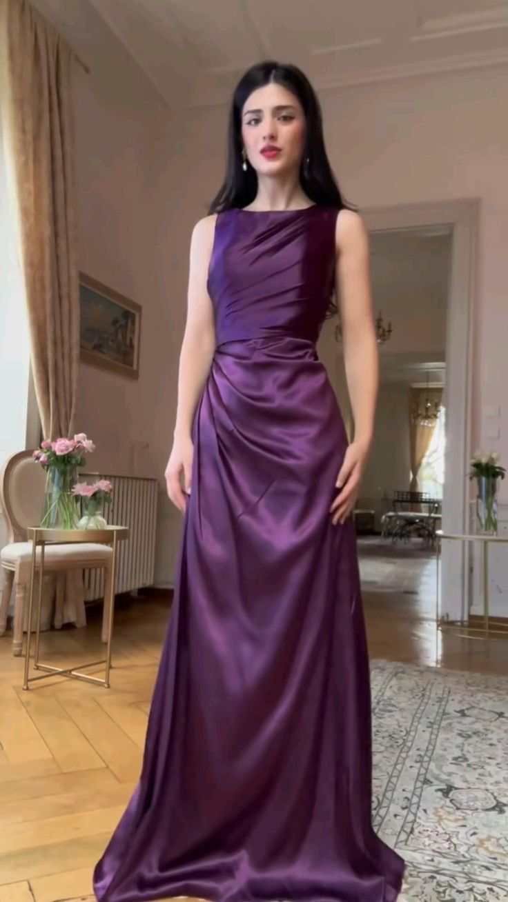 Elegantes, ärmelloses, langes Meerjungfrauen-Abendkleid aus lila Satin mit Rundhalsausschnitt und Faltenwurf, AB1875
