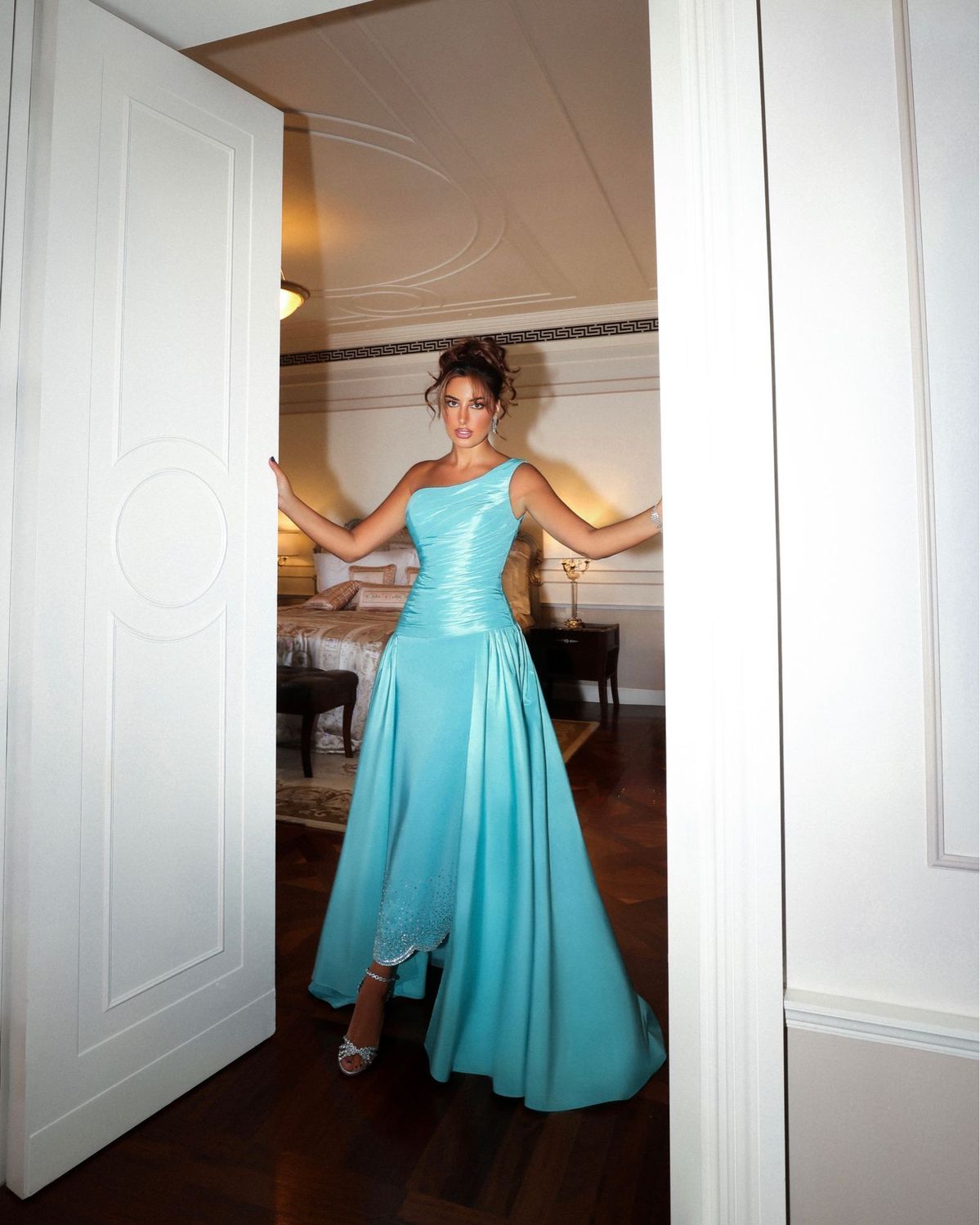 Elegantes Ballkleid-Inspiration: Langes, schulterfreies Etuikleid aus blauem Satin, halbformell, für Teenager, Schulabschlussball oder Tanzabend (AB1971)