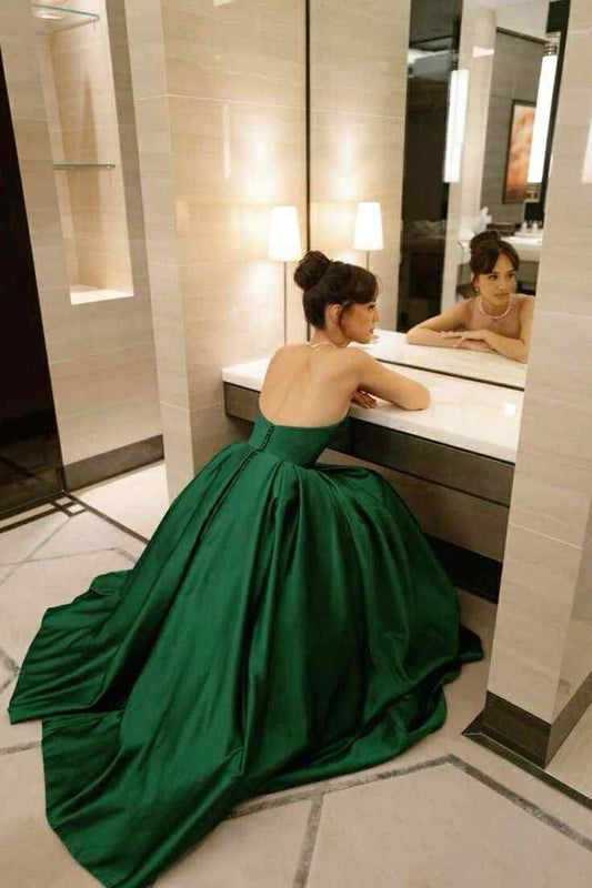 Wunderschöne smaragdgrüne, trägerlose Satin-Abendkleider mit Schnürung am Rücken, auch als Ballkleid oder Hochzeitsgastkleid erhältlich (Modell N291).