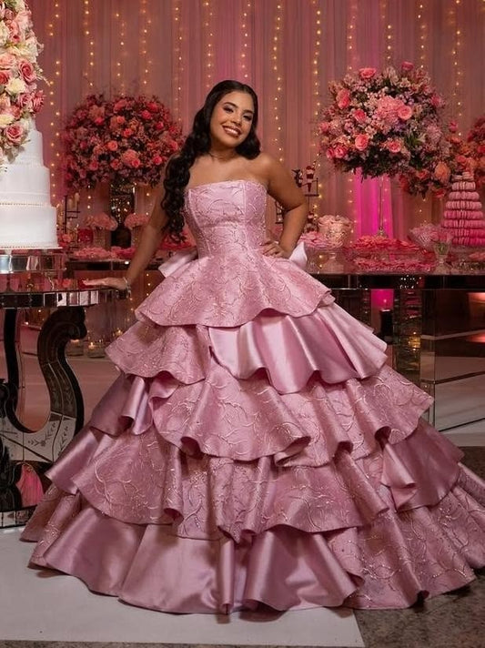 Sweet 16 Ballkleid trägerlos rosa Satin mit Stufen Sweet Sixteen Kleid RB9453