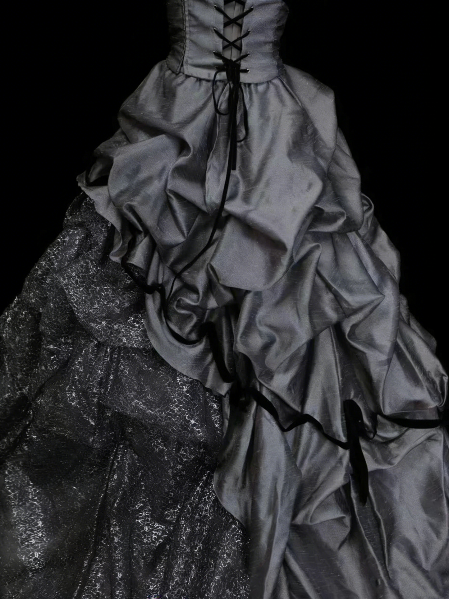 Süßes Ballkleid Trägerlos Grau Satin Mit Stufenrock Rüschen Lange Abendkleider Abschlussballkleider N2235