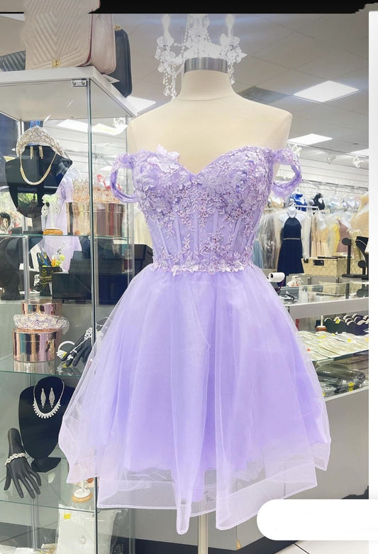 Niedliches Ballkleid, schulterfrei, lila Spitze, kurzes Minikleid zum 17. Geburtstag, Hoco Outfits N1898