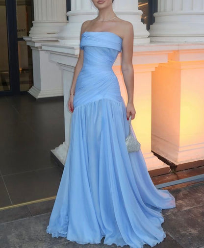 Wunderschönes, schickes, blaues, trägerloses, ärmelloses, langes A-Linien-Abendkleid mit Faltenrock AB393