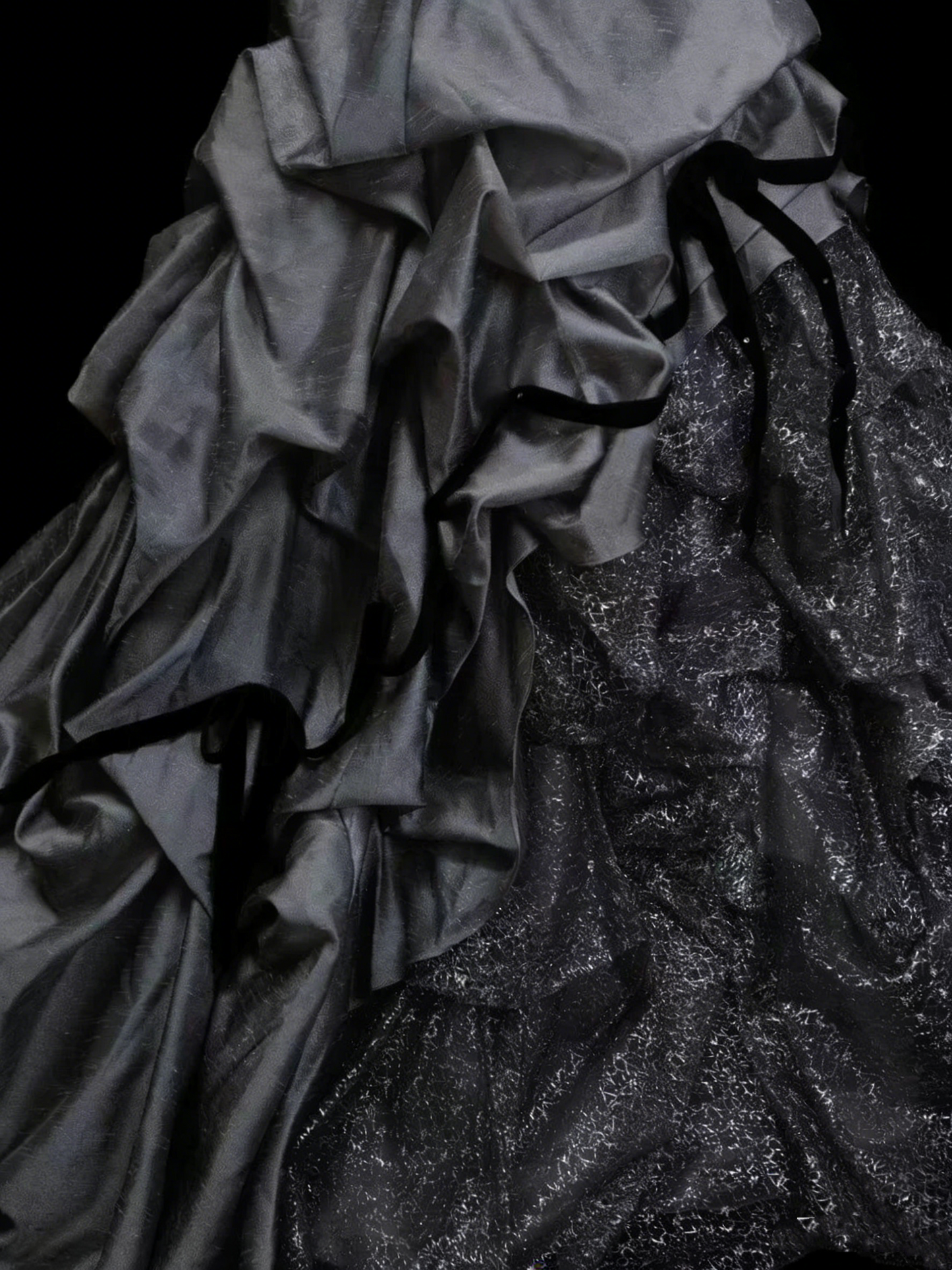 Süßes Ballkleid Trägerlos Grau Satin Mit Stufenrock Rüschen Lange Abendkleider Abschlussballkleider N2235