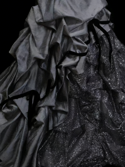 Süßes Ballkleid Trägerlos Grau Satin Mit Stufenrock Rüschen Lange Abendkleider Abschlussballkleider N2235