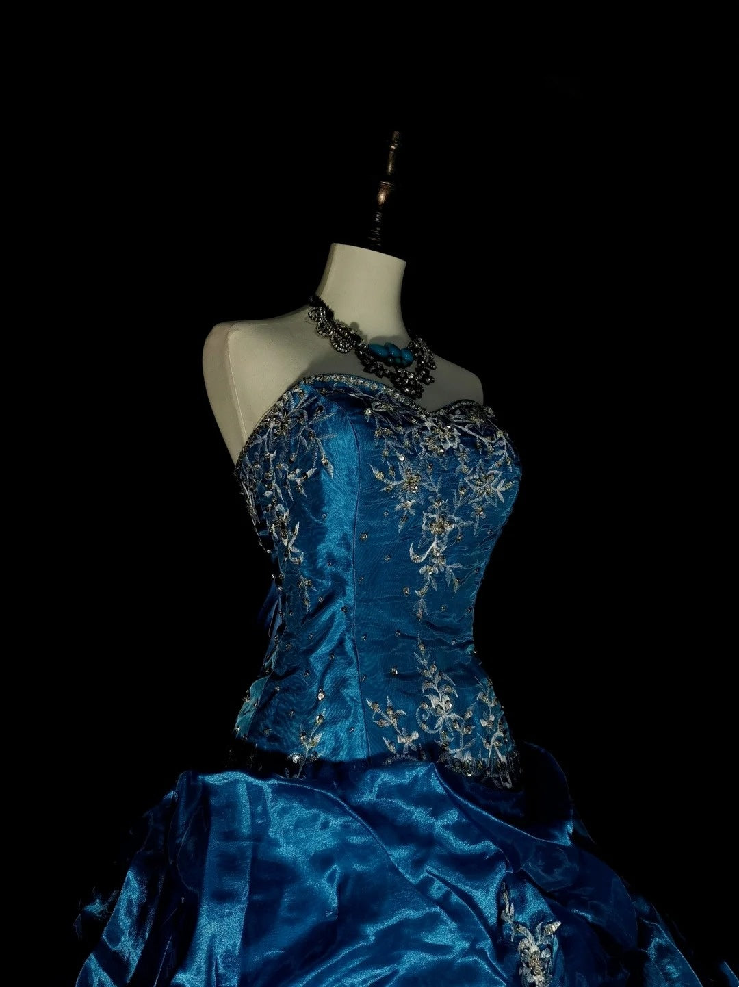 Robe de bal vintage en organza bleu à volants, bustier cœur, idéale pour les 16 ans (Quinceañera), longueur 15 pouces (réf. N1462)