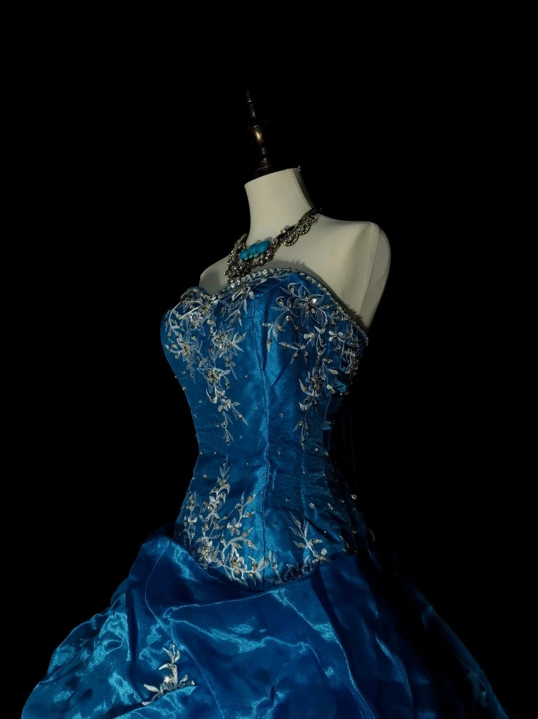Robe de bal vintage en organza bleu à volants, bustier cœur, idéale pour les 16 ans (Quinceañera), longueur 15 pouces (réf. N1462)