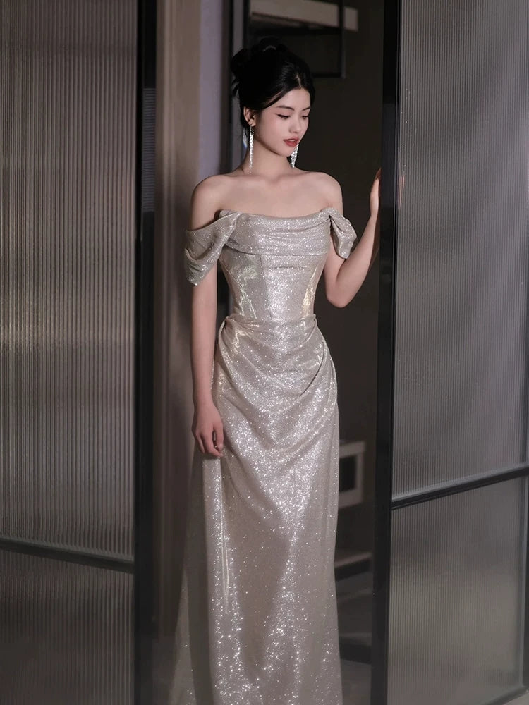 Robe fourreau à paillettes, épaules dénudées et manches à sequins - Inspiration pour une longue soirée ou un 18e anniversaire (AB2225)