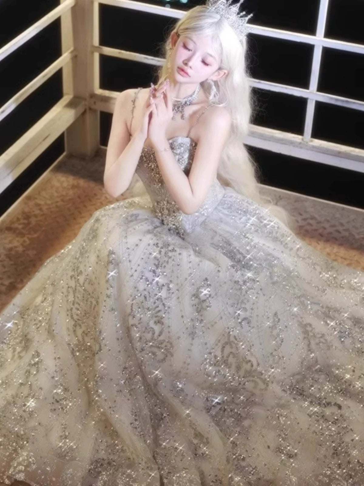 Robe de bal à paillettes argentées et grises, bretelles spaghetti, inspiration pour une longue soirée ou un 18e anniversaire (AB2228)