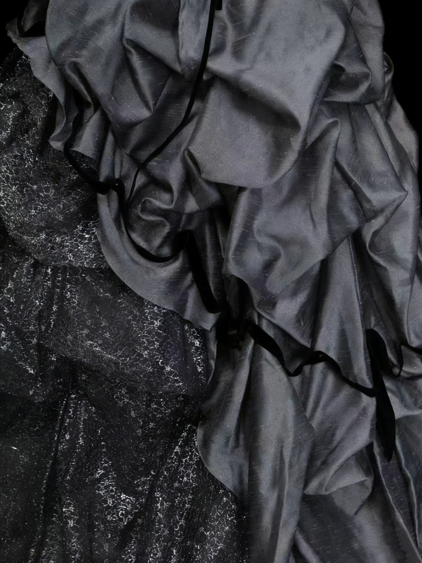 Süßes Ballkleid Trägerlos Grau Satin Mit Stufenrock Rüschen Lange Abendkleider Abschlussballkleider N2235