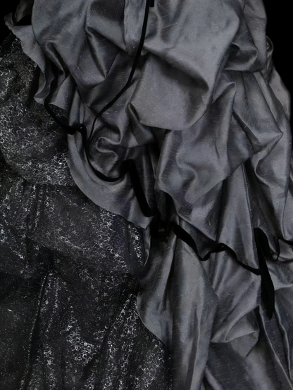 Süßes Ballkleid Trägerlos Grau Satin Mit Stufenrock Rüschen Lange Abendkleider Abschlussballkleider N2235