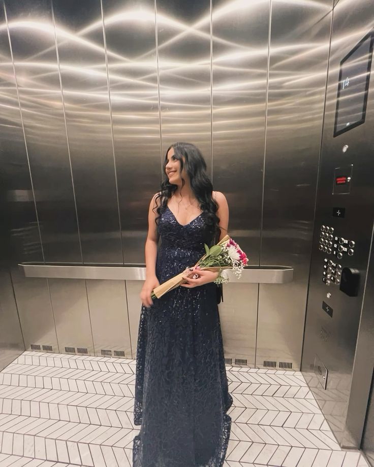 Robe de soirée longue bleu marine à sequins, coupe trapèze, col en V, inspiration AB1736