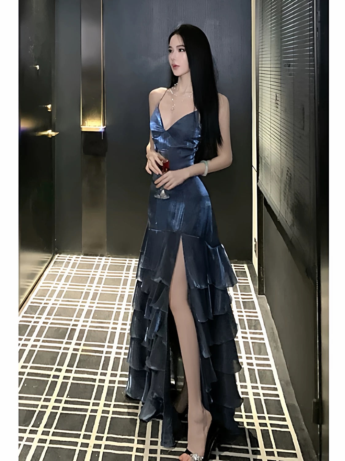 Robe de bal longue sirène chic à bretelles spaghetti et fente bleu marine N700