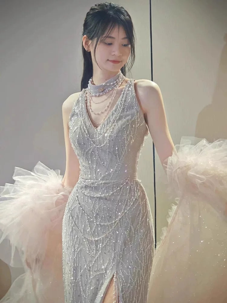 Robe de bal fourreau pailletée sans manches à col en V et fente en tulle, inspiration pour une longue soirée ou un 18e anniversaire (AB2226)