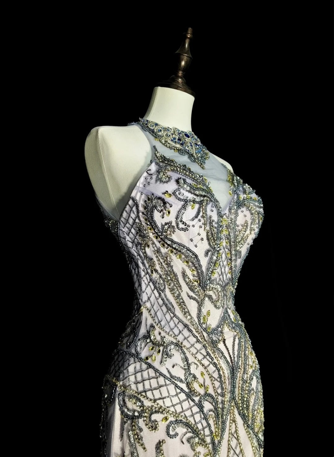 Robe de bal longue bleu ciel clair, col montant, sans manches, en tulle, style sirène, années 1960 (N1581)
