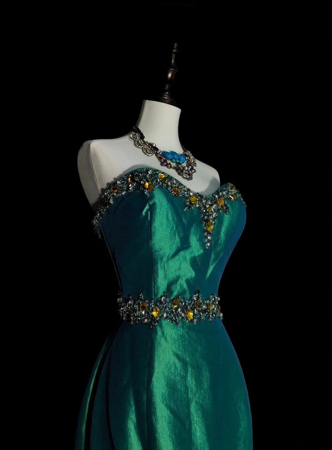 Vintage Meerjungfrauen-Abendkleid aus den 1960er Jahren, dunkelgrün, Satin, ärmellos, lang, formelles Kleid mit Herzausschnitt, N1596