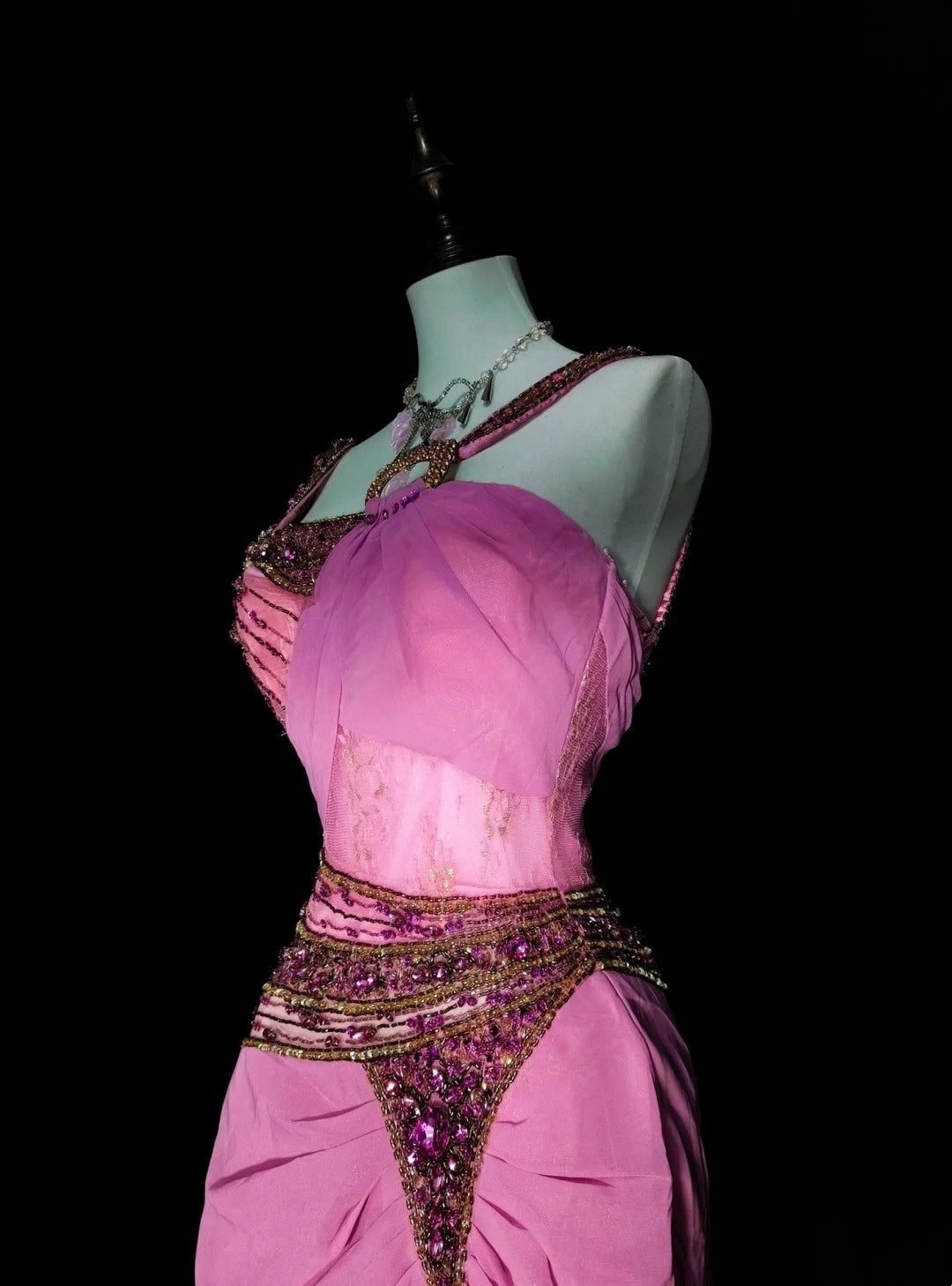 Vintage Meerjungfrauen-Abendkleid aus den 1960er Jahren mit herzförmigem Ausschnitt, Trägern, ärmellos, aus rosa Satin, N1597