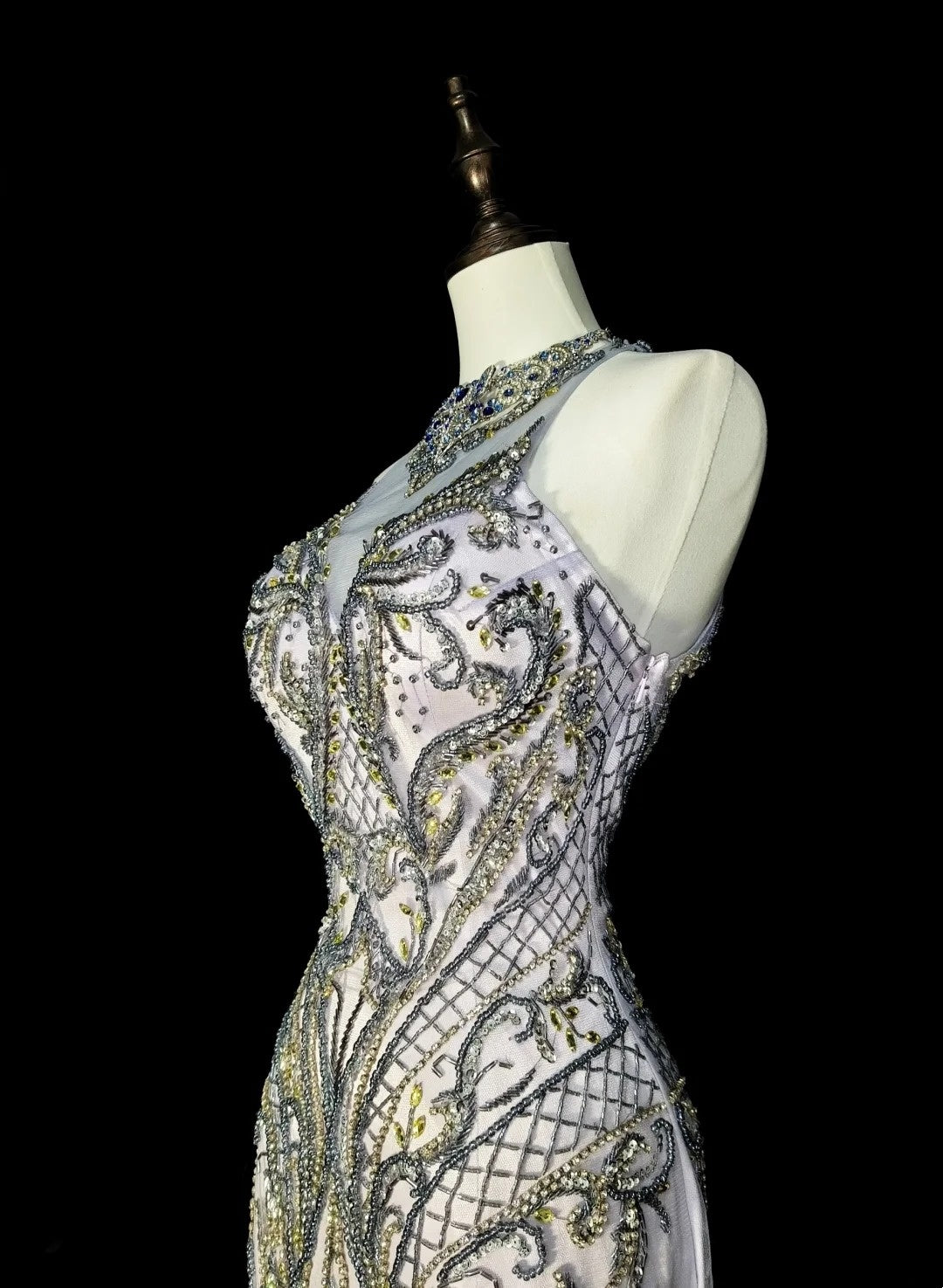 Robe de bal longue bleu ciel clair, col montant, sans manches, en tulle, style sirène, années 1960 (N1581)