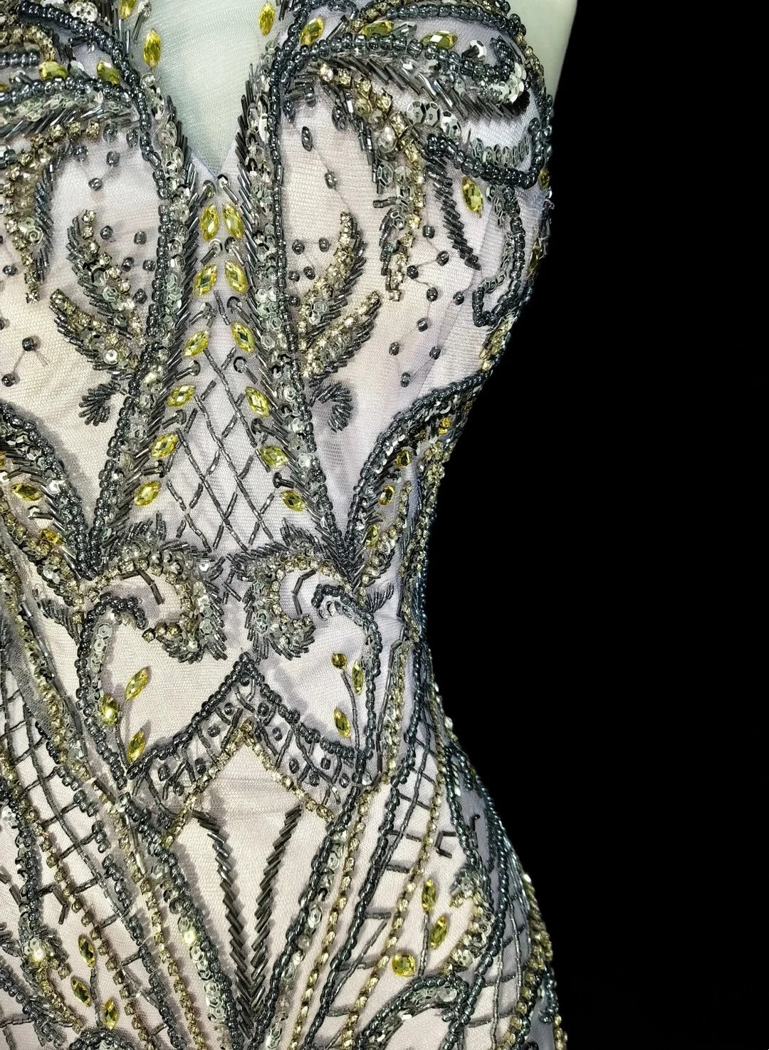 Robe de bal longue bleu ciel clair, col montant, sans manches, en tulle, style sirène, années 1960 (N1581)