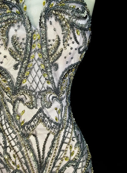 Robe de bal longue bleu ciel clair, col montant, sans manches, en tulle, style sirène, années 1960 (N1581)